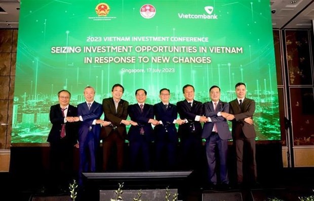 Foreign Minister Bui Thanh Son (the fourth from left) and delegates at the conference (Photo: VNA)