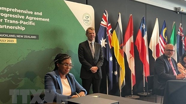 British Secretary of State for the Department for Business and Trade signs the treaty to join the CPTPP at a meeting in Auckland, New Zealand on July 16, 2023. (Photo: RNZ/VNA)