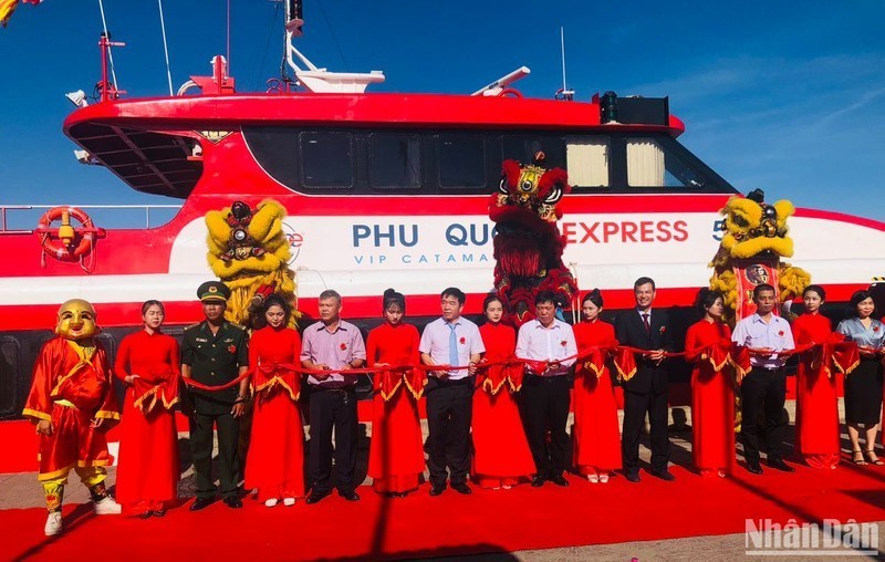 Delegates cut the ribbon to launch the new route (Photo: NDO)