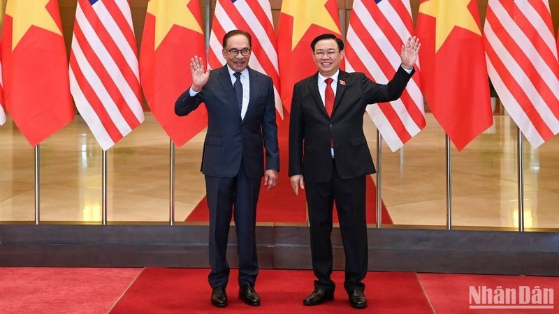 NA Chairman Vuong Dinh Hue and Malaysian Prime Minister Anwar Ibrahim