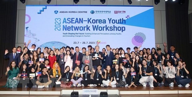 Participants to the workshop pose for a group photo. (Photo: VNA)