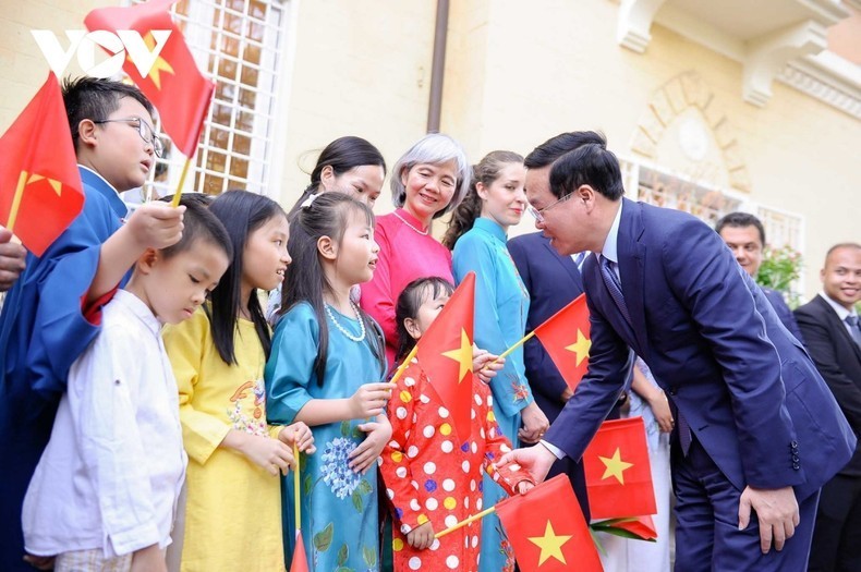 State President Vo Van Thuong meets the staff of the Vietnamese Embassy in Italy and representatives of the Vietnamese businesses and community (Photo: VNA)