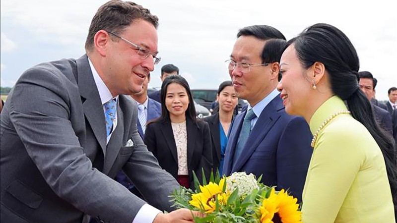 The farewell ceremony is held for President Vo Van Thuong and his wife at Vienna International Airport. (Photo: VNA)