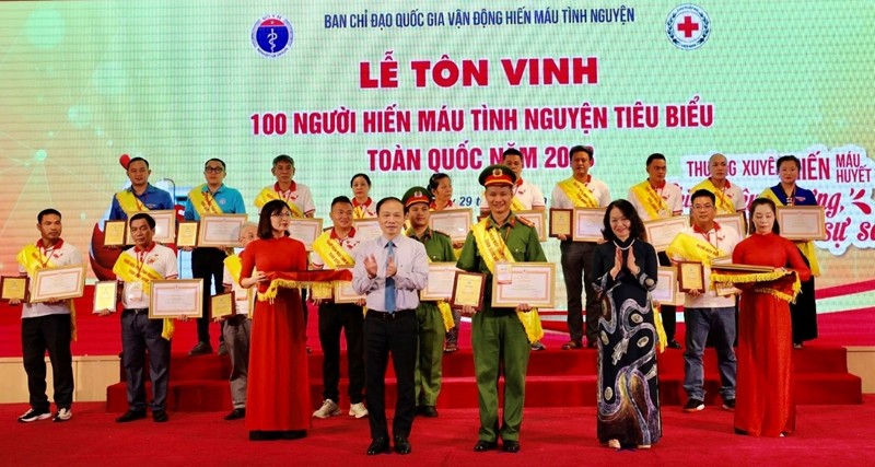 Exemplary voluntary blood donors honoured at the ceremony (Photo: DT)
