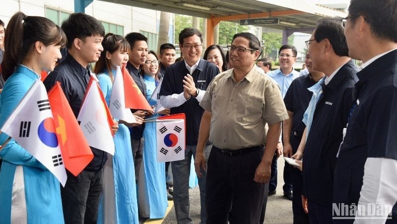 PM Pham Minh Chinh visits Samsung factory in Yen Phong Industrial Park (Photo: NDO)