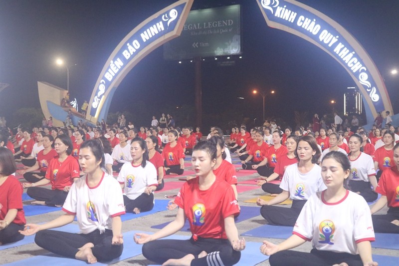 The Yoga performance sees the participation of more than 300 people. (Photo: baovanhoa.vn)