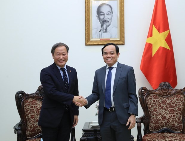 Deputy PM Tran Luu Quang (R) meets with JICA Executive Senior Vice President Yamada Junichi in Hanoi on August 1. (Photo: VNA)