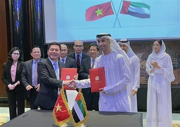 Minister of Industry and Trade Nguyen Hong Dien (L) and Minister of State for Foreign Trade of the UAE Thani bin Ahmed Al Zeyoudi sign a Ministerial Declaration on starting negotiations on a comprehensive economic partnership agreement (CEPA) between the two nations. (Photo: VNA)