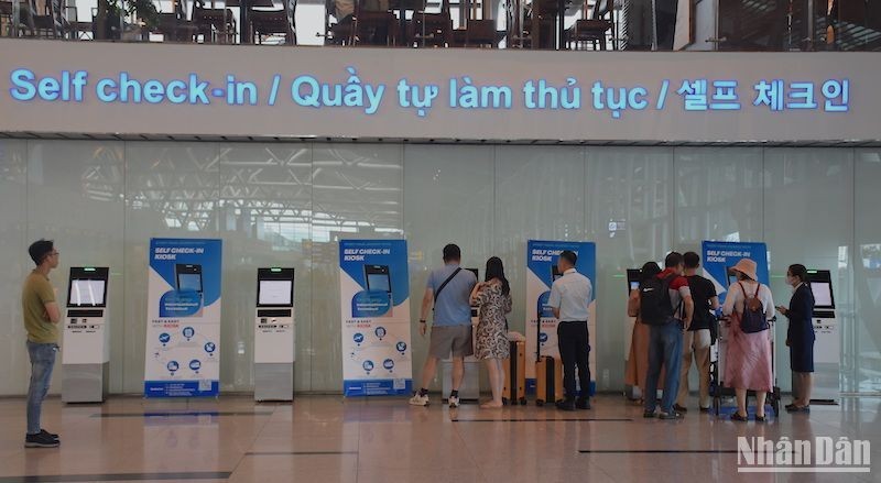 Passengers conduct check-in procedures for themselves. (Photo: NDO)