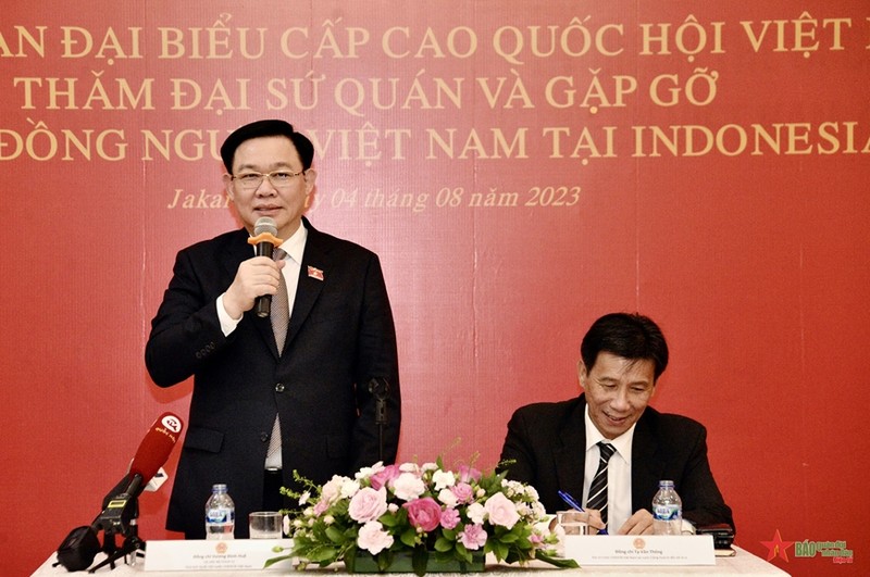 National Assembly Chairman Vuong Dinh Hue speaking at the meeting with officials and staff of the Vietnamese Embassy in Jakarta (Photo: qdnd.vn)