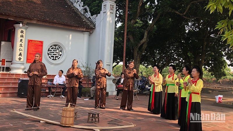 A performance of Trong quan singing (a response folk singing between male and female groups) in Hoa Da Trach Temple, Hung Yen (Photo: NDO)