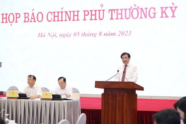 Minister-Chairman of the Government Office Tran Van Son speaking at the press conference (Photo: VGP)