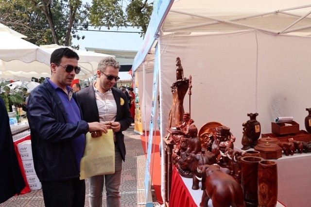 International tourists learn about craft village products in Hanoi's Phu Xuyen district. (Photo: NDO)