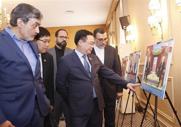 NA Chairman Vuong Dinh Hue attends the photo exhibition on 50 years of the Vietnam-Iran relations. (Photo: VNA)