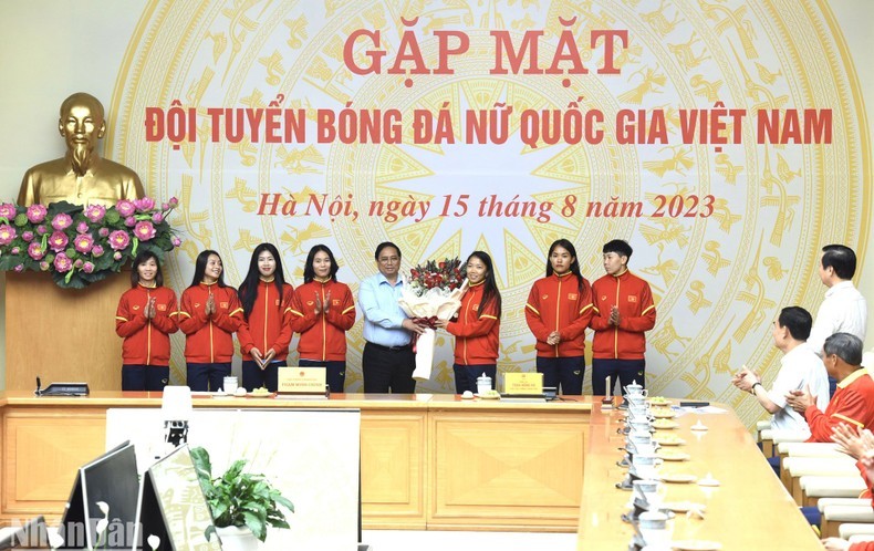 Prime Minister Pham Minh Chinh presents flowers to national women's football team (Photo: NDO)