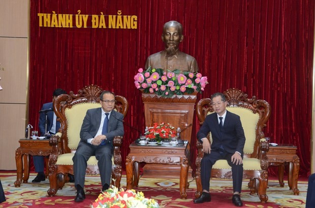 Secretary of the Da Nang Party Committee Nguyen Van Quang (R) and Lao Consul General to the central city Souphanh Hadaoheuang at their meeting on August 30. (Photo: VNA)