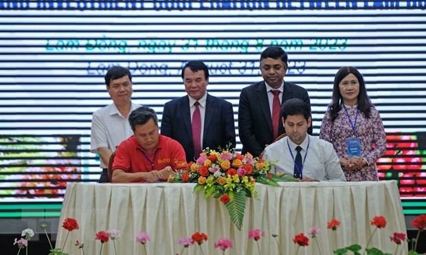 At the signing ceremony (Photo: VNA)