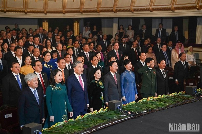 President Vo Van Thuong, his wife and delegates attend the flag-raising ceremony at the celebration. (Photo: NDO)