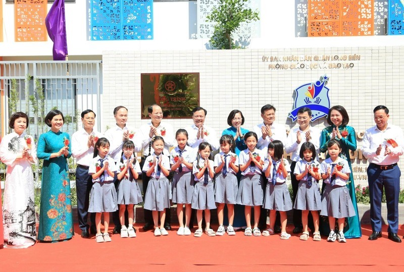 Hanoi leaders and students at Sai Dong Primary School (Photo: NDO)