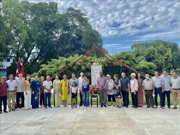 At a commemoration ceremony held by the Vietnamese Embassy in Cuba for late President Ho Chi Minh at a park named after him in Havana. (Photo: VNA)