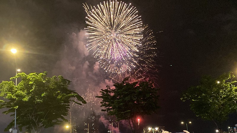 Fireworks light up the centre of Ho Chi Minh City. (Photo: MANH LINH)