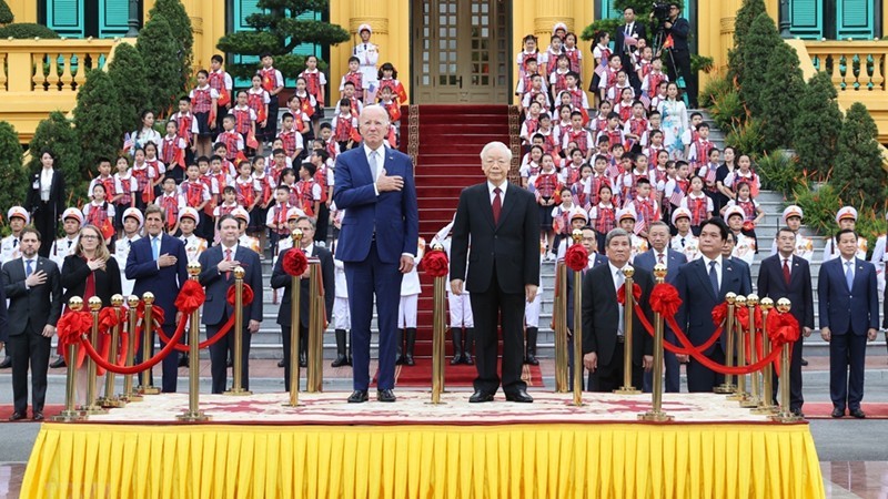Party General Secretary Trong and President Biden at the welcome ceremony (Photo: VNA) 