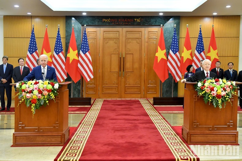 Party General Secretary Nguyen Phu Trong and US President Joseph Biden attend the press conference following their talks in Hanoi on September 10 evening. (Photo: NDO)