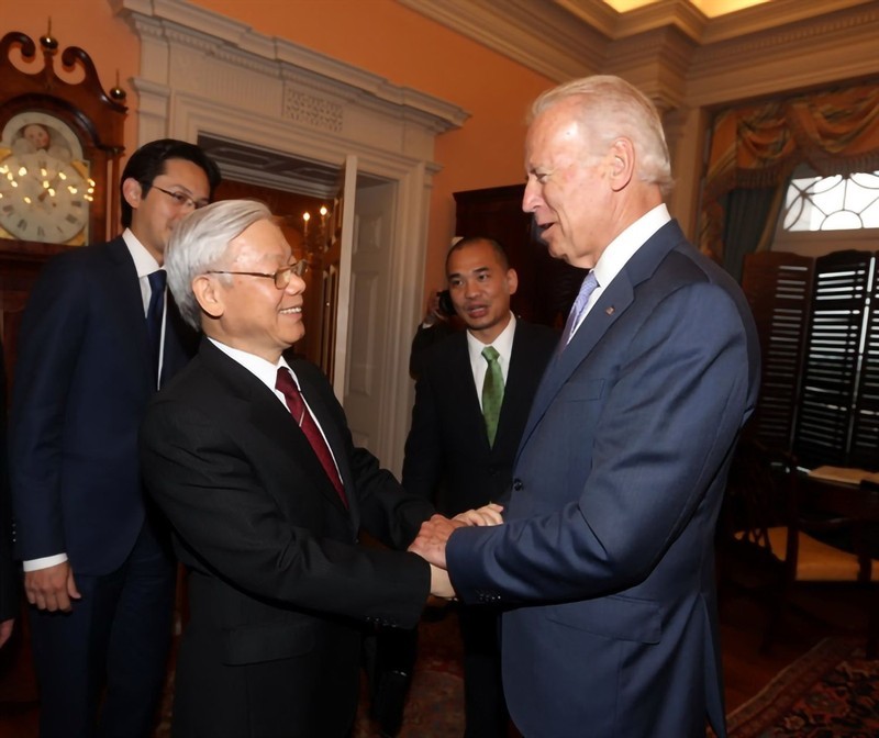 General Secretary Nguyen Phu Trong shakes hands with US Vice President Joe Biden during his official visit to the US in 2015. (Photo: VNA)