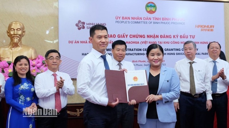 Chairwoman of the People's Committee of Binh Phuoc Province Tran Tue Hien grants the investment certificate to the investor. (Photo: NDO)