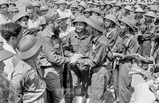 Cuban President Fidel Castro and soldiers of the Tri Thien Hue liberation army's Khe Sanh unit during a visit to the liberated zone in Quang Tri on September 15, 1973. (Photo: VNA)