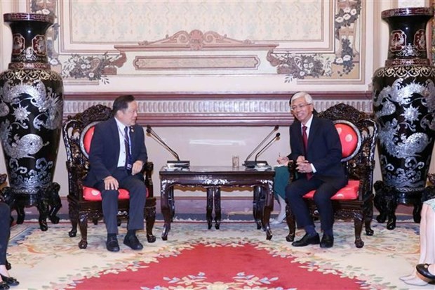 Vice Chairman of the People’s Committee of Ho Chi Minh City (R) Vo Van Hoan receives Senator Victor Oh, Chairman of the Canada-Vietnam Parliamentary Friendship Group. (Photo: VNA)