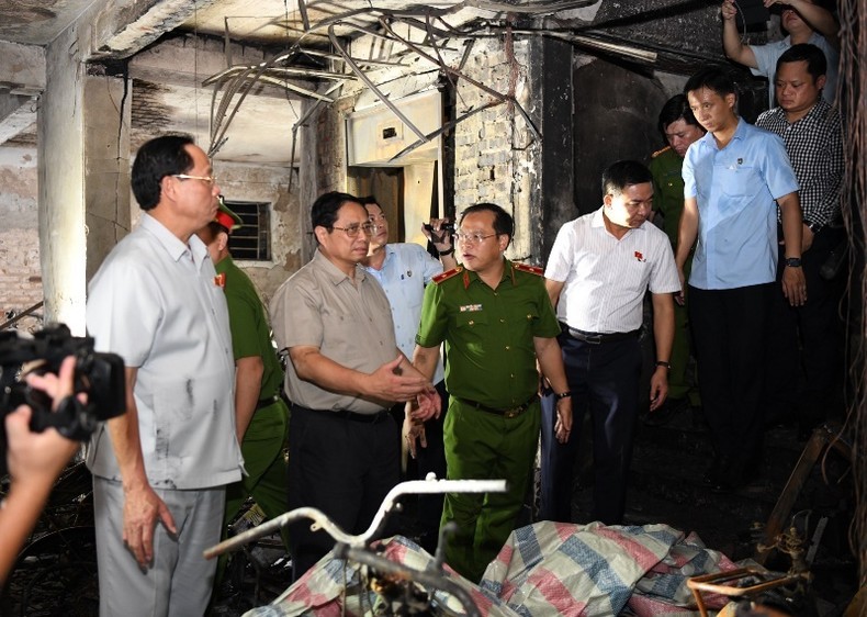 PM Pham Minh Chinh makes a fact-finding trip to the blaze fire scene (Photo: NDO)