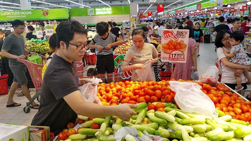 Consumers shop at a BigC supermarket in Hanoi (Photo: CAM ANH)