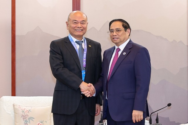Prime Minister Pham Minh Chinh (R) and Chairman of the Executive Board of China Railway Chen Yun (Photo: VGP)