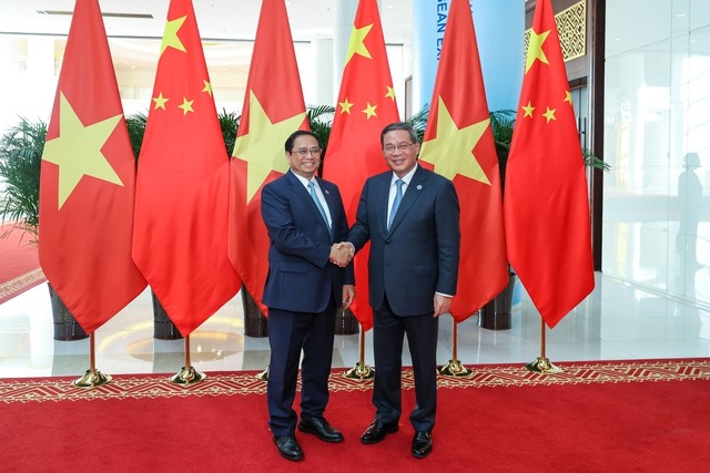 Prime Minister Pham Minh Chinh (L) and Chinese Premier Li Qiang. (Photo: VGP)