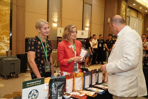 Rebecca Ball (in red), Senior Trade and Investment Commissioner of Australia, at the session on agriculture and food as part of the programme introducing the country's education and cuisine in Can Tho city on September 18. (Photo: VNA)