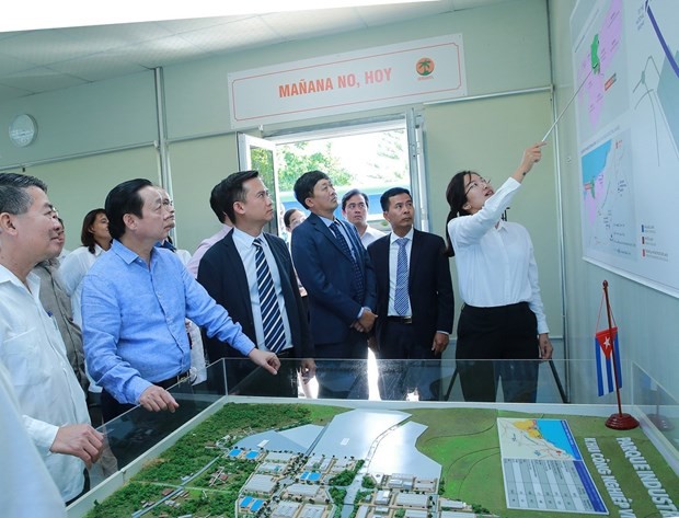 Deputy PM Tran Hong Ha (second from left) listens to an introduction of the ViMariel Industrial Park, the first of its kind to be invested by a Vietnamese firm in Cuba. (Photo: Published by VNA)