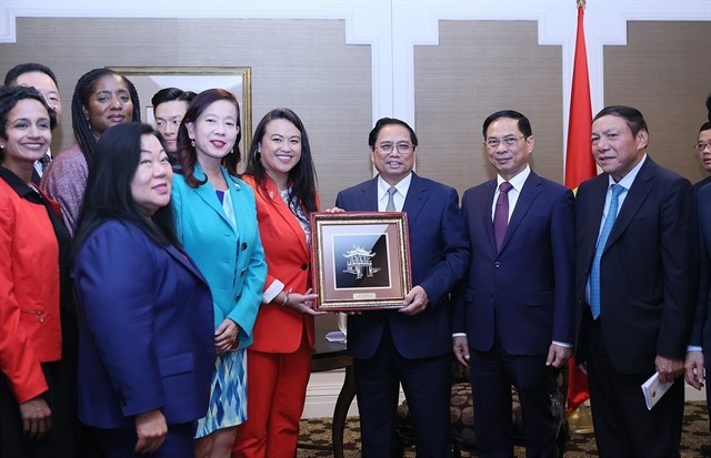  Prime Minister Phạm Minh Chinh grants a picture of Vietnam's Temple of Literature to a delegation of San Francisco politicians. (Photo: VNA/VNS)