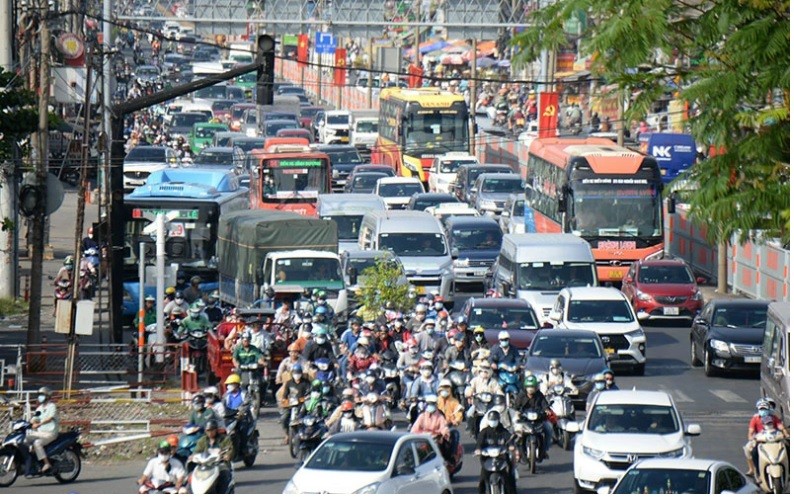 National Highway 13 from Binh Trieu Bridge to Binh Phuoc intersection in Thu Duc city faces regular congestion and is included in the list calling for investment for expansion. 