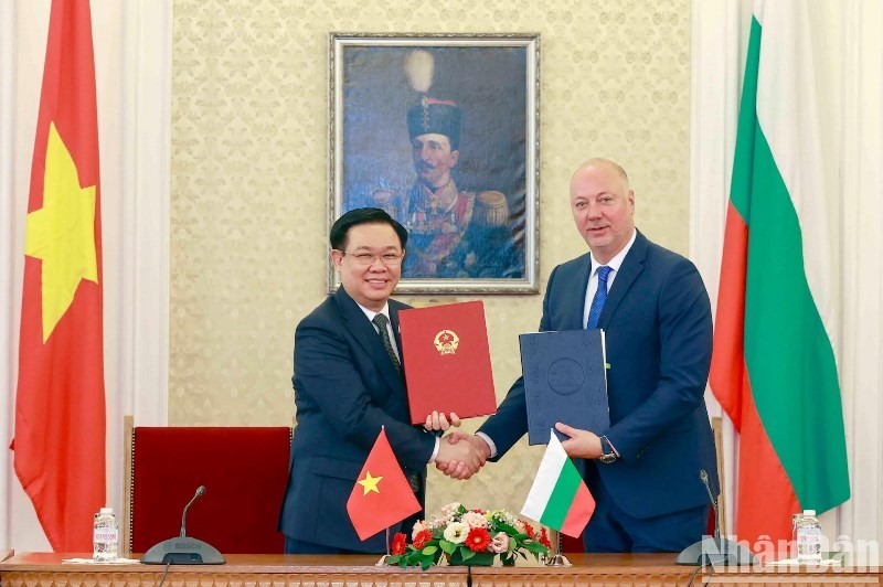 National Assembly (NA) Chairman Vuong Dinh Hue (left) and his Bulgarian counterpart Rosen Zhelyazkov sign a memorandum of understanding (MoU) on cooperation between the two legislatures following their talks in Sofia on September 25. (Photo: NDO)