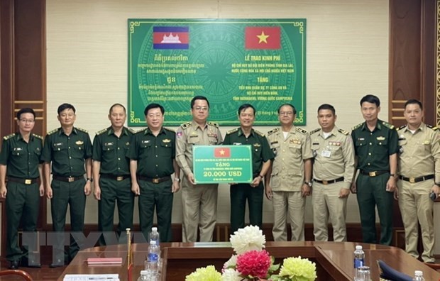 The Border Guard Command of Gia Lai presents 50,000 USD to the representatives of the three Cambodian border protection forces to help them build command offices, and purchase necessary equipment for their work. (Photo: VNA)