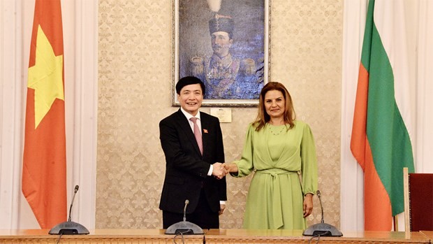  National Assembly (NA) General Secretary and Chairman of the NA Office Bui Van Cuong (left) and Secretary General of the Bulgarian NA Stefana Karaslavova. (Photo: VNA)