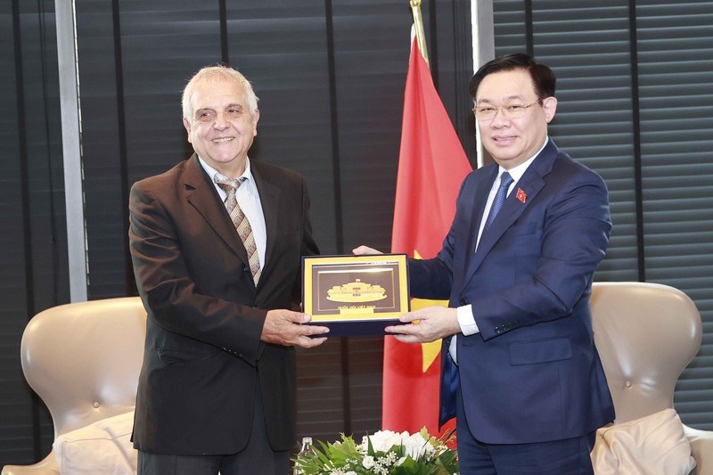 NA Chairman Vuong Dinh Hue presents a souvenir to Chairman of the Bulgaria - Vietnam Friendship Association Simeon Dimchev. (Photo: quochoi.vn)