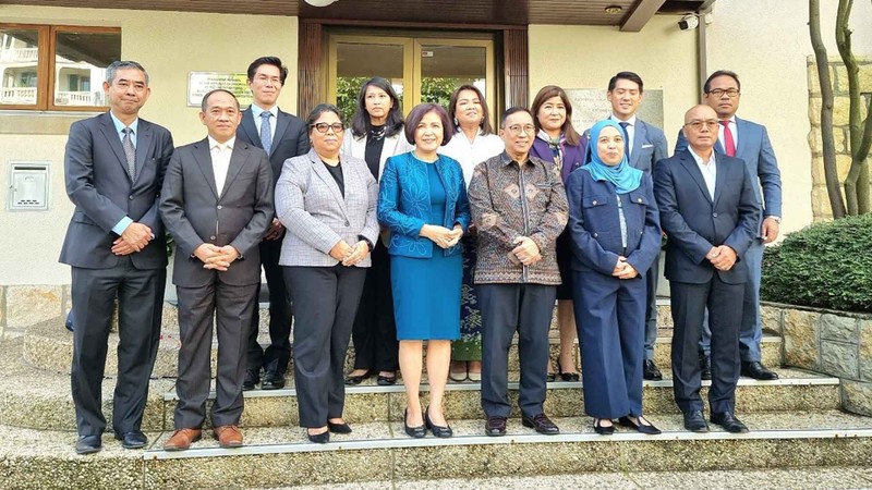 Ambassador Le Thi Tuyet Mai and representatives of the missions of ASEAN countries in a group photo (Photo: the Vietnamese Delegation in Geneva) 