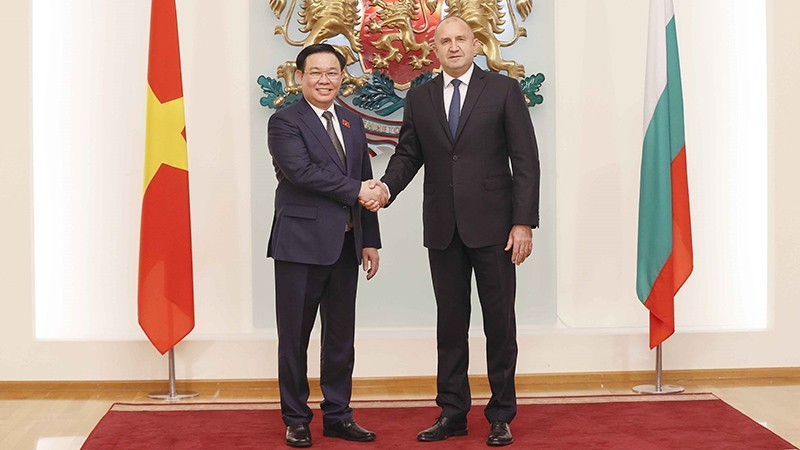 President Rumen Radev and National Assembly (NA) Chairman Vuong Dinh Hue in Sofia on September 25. (Photo: VNA)