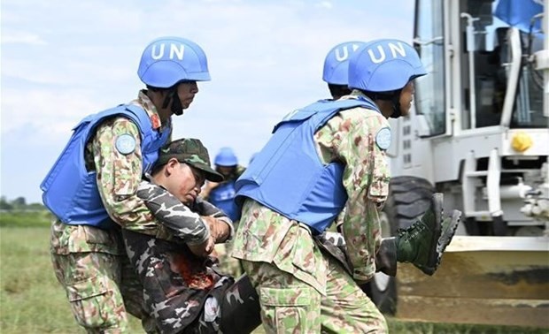 A first aid drill for engineer forces injured while clearing bombs, mines and explosive materials. (Photo: VNA)