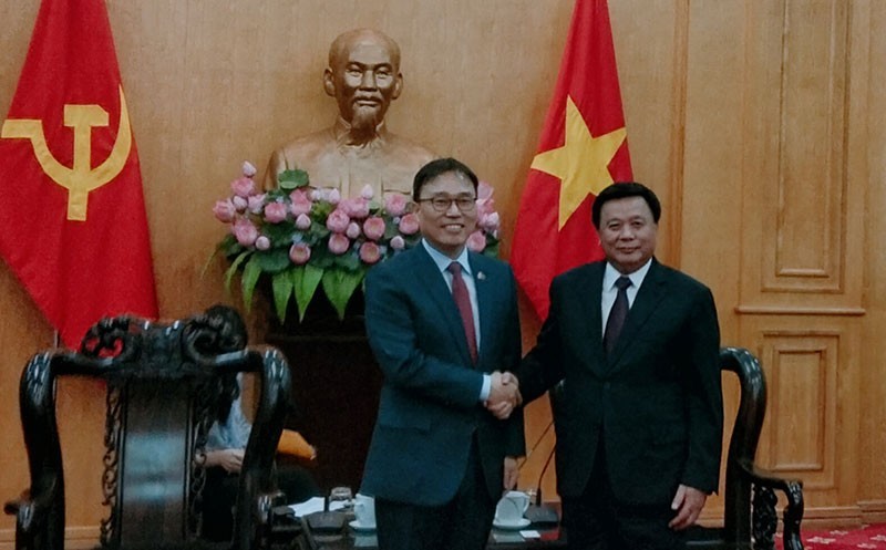 President of the Ho Chi Minh Academy of Politics Nguyen Xuan Thang hosts a reception for Choi Youngsam, Ambassador of the Republic of Korea. (Photo: NDO)