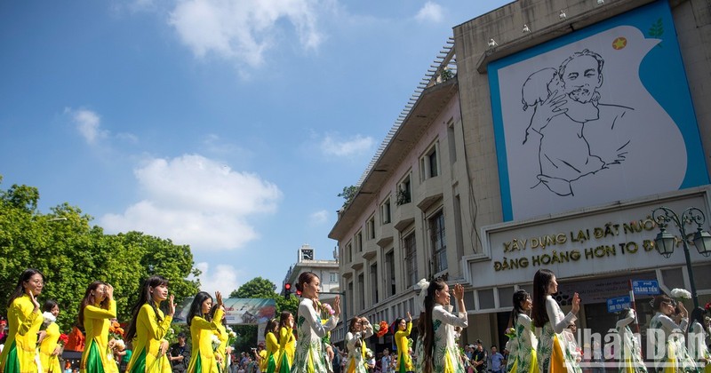 [Photo] Brilliant colours of Hanoi Autumn Carnival around Hoan Kiem Lake 