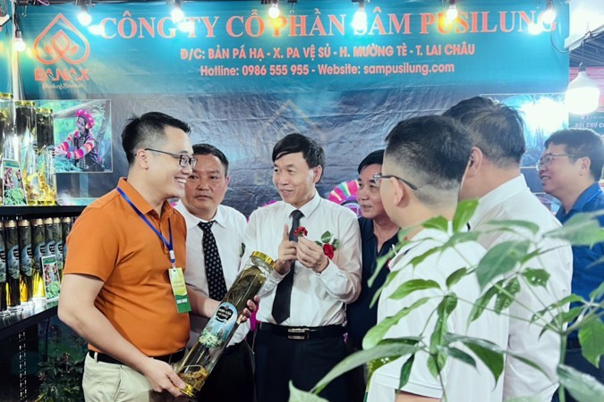 Leaders of Lai Chau province visit a booth introducing typical agricultural products of Lai Chau after the opening ceremony. 