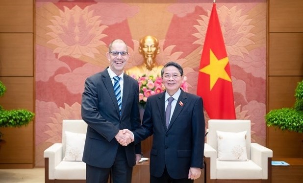 National Assembly Vice Chairman Nguyen Duc Hai (R) and Deputy Secretary General of Germany’s political foundation Konrad-Adenauer-Stiftung Gerhard Wahlers. (Photo: VNA)